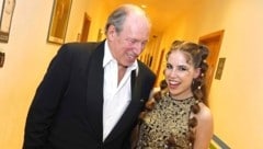 Weltstar Hans Zimmer komponierte zahlreiche Filmmusik-Welthits. Das Potenzial der Linzer Geigerin Nina Sofie entdeckte er 2024 auf dem Red Bull Ring. Jetzt trat sie mit ihm im Opernhaus von Dubai auf. (Bild: viktor andriichenko)