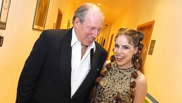 World star Hans Zimmer has composed numerous film music world hits. He discovered the potential of Linz violinist Nina Sofie at the Red Bull Ring in 2024. She has now performed with him at the Dubai Opera House. (Bild: viktor andriichenko)