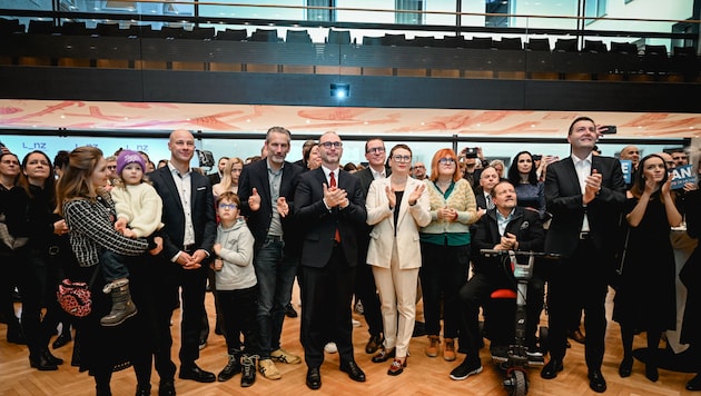 The candidates and their supporters gazed spellbound at the wall where the results of the Linz mayoral election appeared. (Bild: Markus Wenzel)