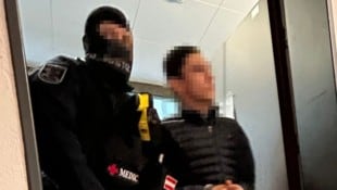 Der 18-Jährige am Weg in den Gerichtssaal. (Bild: Thurner Samuel/Krone KREATIV)