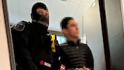 Der 18-Jährige am Weg in den Gerichtssaal.