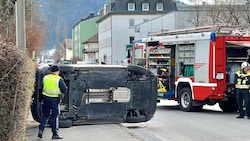 Das Auto blieb auf der Seite liegen. (Bild: Markus Tschepp)