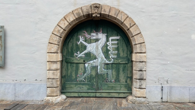 The new Styrian state government relies on symbols: Here the panther in the Landhaus courtyard; according to the government program, the anthem should be included in the constitution. (Bild: zVg)