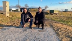 Bürgermeister Kilian Brandstätter und Peter Joch (Wasserleitungsverband Nördliches Burgenland) auf dem Grundstück für die geplante Klinik. (Bild: Gemeinde Gols)