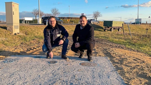 Bürgermeister Kilian Brandstätter und Peter Joch (Wasserleitungsverband Nördliches Burgenland) auf dem Grundstück für die geplante Klinik. (Bild: Gemeinde Gols)