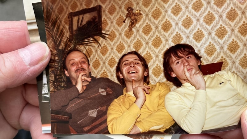 Die drei Brüder Gerhard, Hansi und Robert beim Herumalbern in der Gemeindebauwohnung (Bild: privat)