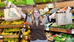 Julia Mikic, Marktleiter-Stellvertreterin im SPAR-Supermarkt Fügen, freut sich über den nachhaltigen Erfolg von „Too good to go“. (Bild: SPAR Tirol)