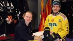 Pascal Bayer beweist als ehemals harter Eishockeyspieler nun zarte Hände als Heilmasser und kümmert sich um den verletzten Vienna Capitals-Eishockeycrack Dominic Hackl. (Bild: Bissuti Kristian/Kristian BISSUTI)