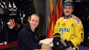 Pascal Bayer beweist als ehemals harter Eishockeyspieler nun zarte Hände als Heilmasser und kümmert sich um den verletzten Vienna Capitals-Eishockeycrack Dominic Hackl. (Bild: Bissuti Kristian/Kristian BISSUTI)