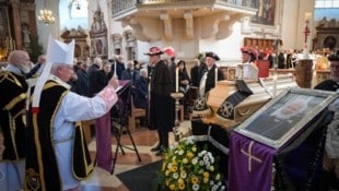 Der frühere Weihbischof Andreas Laun verstarb am Silvestertag im Alter von 82 Jahren. Am Montagvormittag fand im Salzburger Dom sein Requiem statt. Erzbischof Franz Lackner übernahm die feierliche Aussegnung des Sargs. (Bild: NAGHSHI)