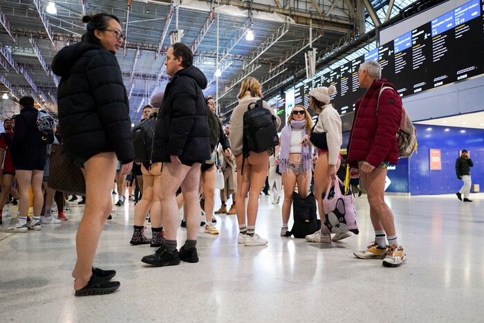 Getroffen hatten sich die Teilnehmer im Londoner China Town bei eisigen Temperaturen, allerdings noch mit Hosen, bevor sie dann in die umliegenden U-Bahnstationen strömten und die Hüllen fallen ließen.
