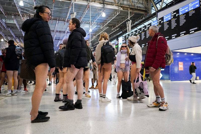 Getroffen hatten sich die Teilnehmer im Londoner China Town bei eisigen Temperaturen, allerdings noch mit Hosen, bevor sie dann in die umliegenden U-Bahnstationen strömten und die Hüllen fallen ließen. (Bild: AP/The Associated Press)