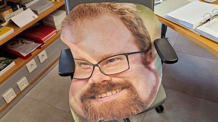 The mayor's cut-out head was "seized".