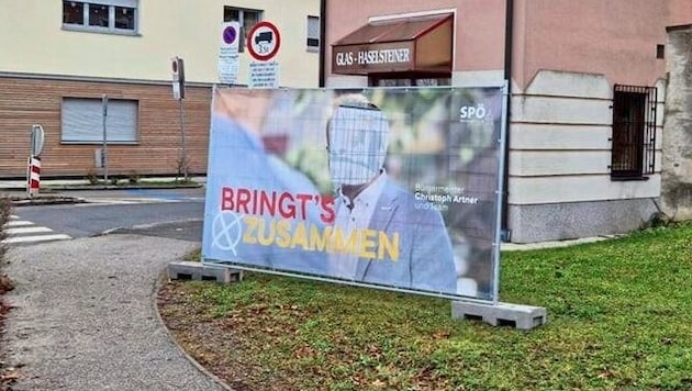 The head in the poster was cut out and later found at the cemetery. (Bild: SPÖ Herzogenburg)