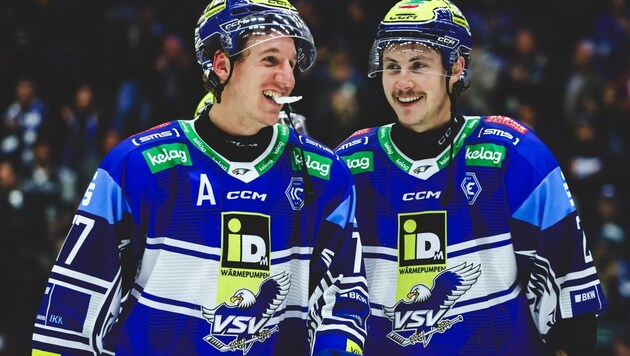 Die VSV-Verteidiger Philipp Lindner und Dylan MacPherson freuten sich über den 3:1-Sieg gegen ...