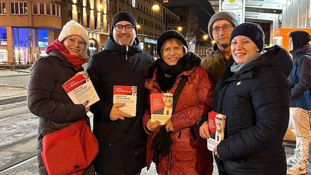 After a glass of wine in the evening, the final spurt in the election campaign began early on Monday morning for election winner Dietmar Prammer (2nd from left). (Bild: Krone KREATIV/SPÖ Linz)