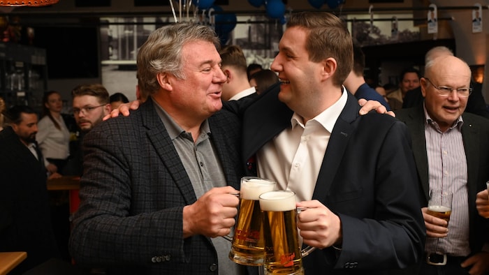 "Bump on": FPÖ provincial councillor Günther Steinkellner congratulated his party colleague ...