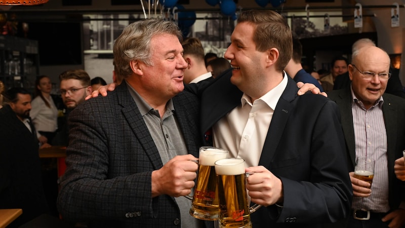 "Bump on": FPÖ provincial councillor Günther Steinkellner congratulated his party colleague Michael Raml, who won a mayoral run-off election in Linz for the FPÖ for the first time. (Bild: Wenzel Markus/Markus Wenzel)