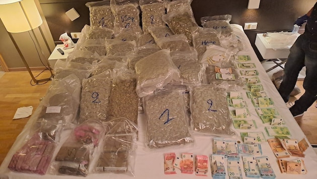 Narcotics and cash seized (Bild: LPD Wien)