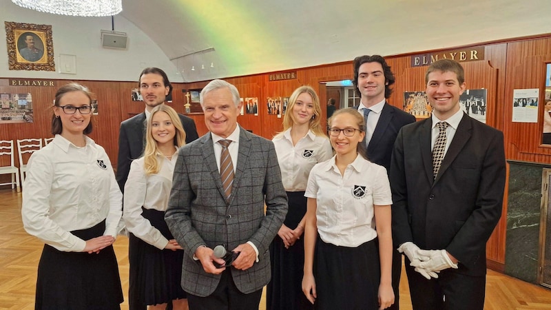 A visit to the famous Elmayer dance school. Dancers from the Viennese Waltz formation (here with Prof. Thomas Schäfer-Elmayer, center) gave a taste of their skills. (Bild: Mario Aberl)