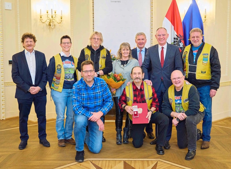 Gratulanten und der Minister mit Ernst Graft, der das Bundes-Verdienstzeichen der Republik Österreich verliehen bekam. (Bild: Starpix / Alexander Tuma)