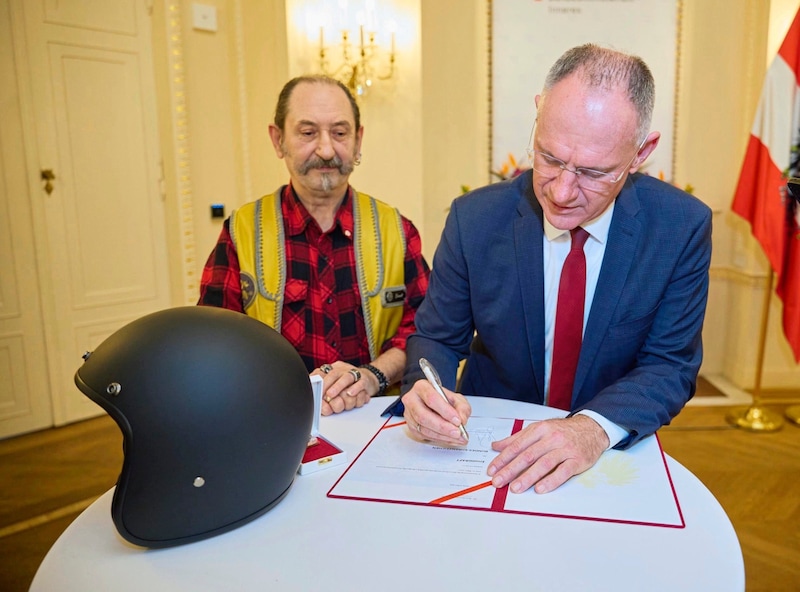 Minister Karner fügte noch auf der Urkunde noch ein „L“ beim Vornamen des geehrten Ernst Graft dazu, „Man kennt ihn doch nur als Ernstl...“ (Bild: Starpix / Alexander Tuma)