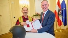 Ernst „Ernstl“ Graft erhielt von Bundesminister Gerhard Karner die Auszeichnung für seinen unermüdlichen, karitativen und verbindenden Einsatz für notleidende Kinder und unsere Gesellschaft. (Bild: Starpix / Alexander Tuma)