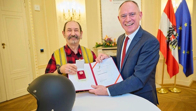 Ernst „Ernstl“ Graft erhielt von Bundesminister Gerhard Karner die Auszeichnung für seinen unermüdlichen, karitativen und verbindenden Einsatz für notleidende Kinder und unsere Gesellschaft. (Bild: Starpix / Alexander Tuma)