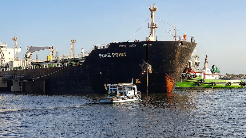 Archivbild aus dem Jahr 2023: Ein russischer Öltanker in einem pakistanischen Hafen (Bild: APA/AFP/Karachi Port Trust (KPT))