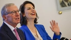 Noch-Landeschef Wilfried Haslauer mit seiner Nachfolgerin Karoline Edtstadler (Bild: Tschepp Markus)