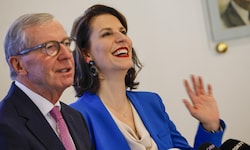 Noch-Landeschef Wilfried Haslauer mit seiner Nachfolgerin Karoline Edtstadler