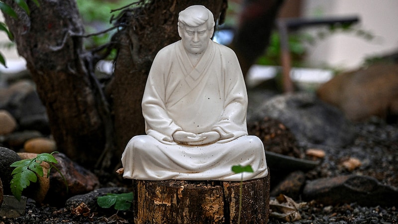 The meditating Trump exists in different sizes. (Bild: APA/AFP/Jade GAO)