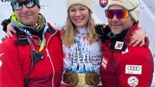 Trainer Jürgen Albel (li.) und Papa Günther (re.) freuten sich mit Melissa Köck. (Bild: zVg)