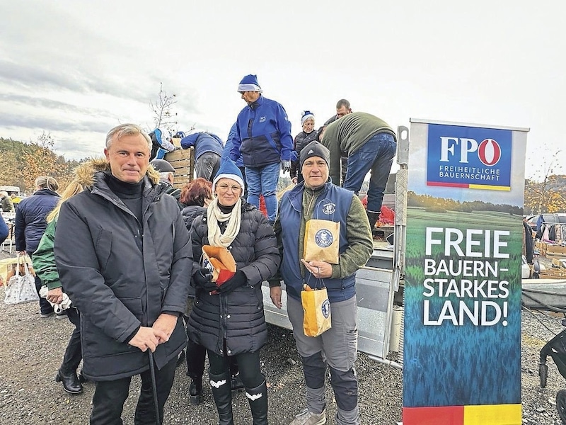 Norbert Hofer (FPÖ) campaigning at the flea market in Kemeten. (Bild: Christian Schulter)