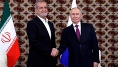 Irans Präsident Masoud Pezeshkian und sein russisches Gegenüber Wladimir Putin rücken noch näher zusammen. (Bild: APA/AFP/POOL/Alexander SHCHERBAK)