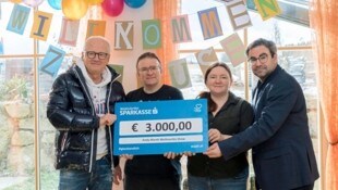 Für bestmögliche Betreuung daheim spendete auch Rapid-Sprecherlegende Andy Marek einen Teil der Erlöse aus seiner Weihnachtsgala. Im Bild mit den Eltern Christian Floh, Manuela Haas und „Krone“-Redakteur René Denk (von links). (Bild: Molnar Attila)