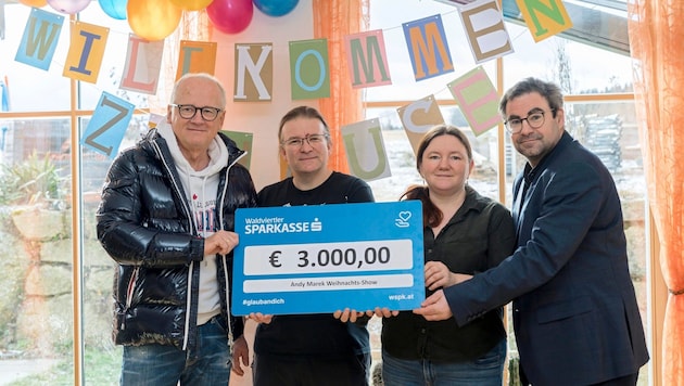 Rapid speaker legend Andy Marek also donated part of the proceeds from his Christmas gala for the best possible care at home. In the picture with the parents Christian Floh, Manuela Haas and "Krone" editor René Denk (from left). (Bild: Molnar Attila/Attila Molnar)