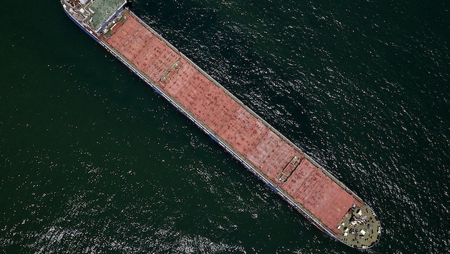 Archivbild aus dem Jahr 2022: Ein russisches Frachtschiff im Schwarzen Meer (Bild: APA/AFP/Ozan KOSE)