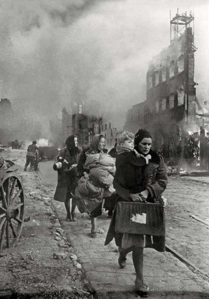 Flüchtende Frauen mit ihren Kindern in Danzig 1945 (Bild: akg-images / picturedesk.com)