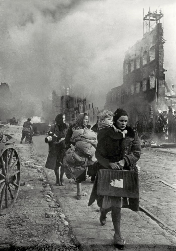 Flüchtende Frauen mit ihren Kindern in Danzig 1945