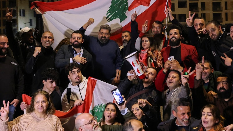 Feiernde Menschen in Beirut (Bild: AFP/Anwar Amro)