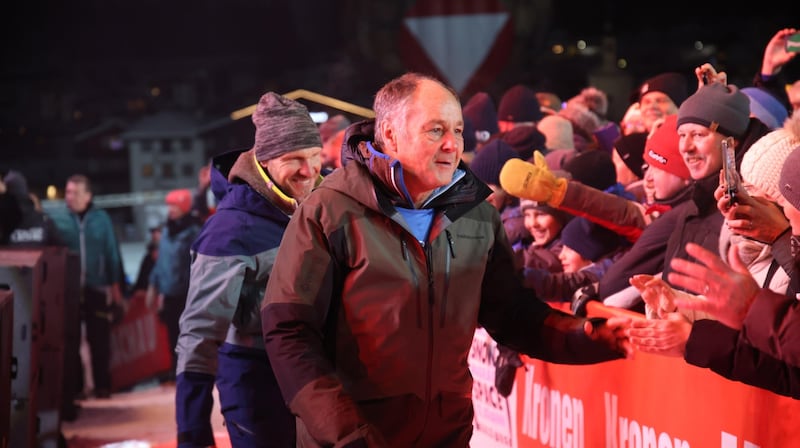 Rennsport- Legende Gerhard Berger (dahinter Hermann Maier) musste neben Biertrinken auch einige Fan-Hände schütteln. (Bild: Tröster Andreas)