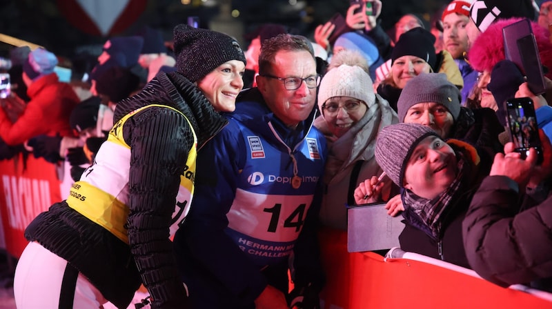 Maria Höfl-Riesch und Ralf Rangnick zeigten sich volksnah und posierten geduldig für Selfies mit den Zuschauern des Rennens. (Bild: Tröster Andreas)