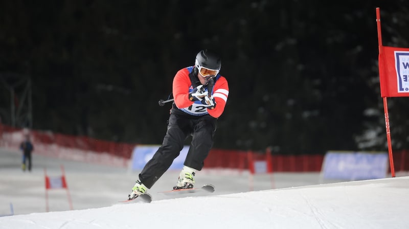 Andreas Gabalier wärmte sich mit Spagat abseits der Piste auf – für den Sieg reichte es trotz hervorragender Vorbereitung aber nicht. (Bild: Tröster Andreas)