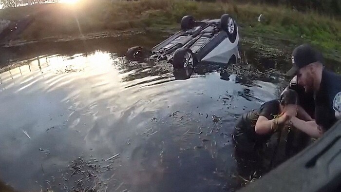 Durch Klopfgeräusche wussten die Polizisten, dass sich zumindest eine Person in Notlage in dem ...