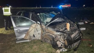 Das Auto der Frau wurde massiv beschädigt. (Bild: ZOOM Tirol)