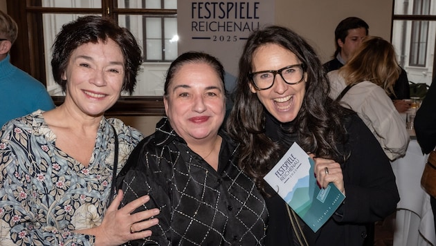 Reichenau director Maria Happel (pictured with Julia Stemberger, left, and Maria Köstlinger, right) presented the 2025 festival season (Bild: Lalo Jodlbauer)