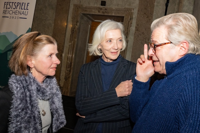 Therese Affolter (li.) und Elisabeth Augustin spielen unter Roland Kochs Regie (re.) „Arsen und ...
