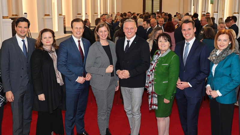 Neujahrsempfang der steirischen Landesregierung – von links: Hannes Amesbauer, Claudia Holzer, Karlheinz Kornhäusl, Barbara Eibinger-Miedl, Mario Kunasek, Manuela Khom, Stefan Hermann und Simone Schmiedtbauer.  (Bild: Jauschowetz Christian)