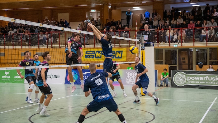 Die Herren gewannen ebenfalls, auf den Rängen herrschte großer Andrang.